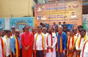 கர்நாடக ராஜ்யோத்சவாவை முன்னிட்டு துப்புரவு தொழிலாளர்களுக்கு சேலை மற்றும் இனிப்பு