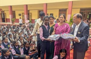 ராணி சரளாதேவி பள்ளியில் குழந்தைகளுக்குக் கல்வி உபகரணத் தொகுப்புகள்