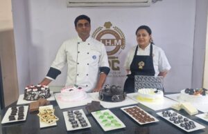 உலக சாக்லேட் தினத்தை முன்னிட்டு, பெங்களூரு ஐஐஎச்எம்மின் விருந்தோம்பல் துறை மாணவர்கள் ‘சாக்லேட் கலையில் தேர்ச்சி பெறுதல்’ என்ற அனுபவத்தைப் பெற்றனர்